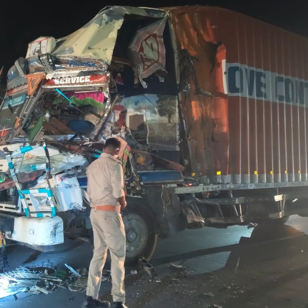हाईवे पर ट्रेलर में घुसा डाक पार्सल कंटेनर:कौशांबी में चालक की हालत गंभीर, जिला अस्पताल रेफर