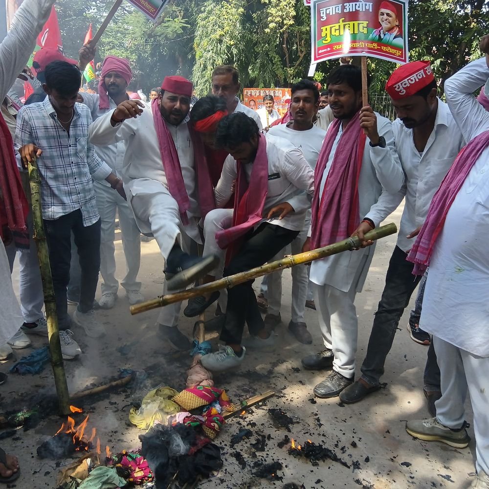सपा कार्यकर्ताओं ने मुख्य चुनाव आयुक्त के पुतले फूंके:फतेहपुर में जिलाध्यक्ष के नेतृत्व में पार्टी कार्यालय से कलेक्ट्रेट तक निकाला जुलूस
