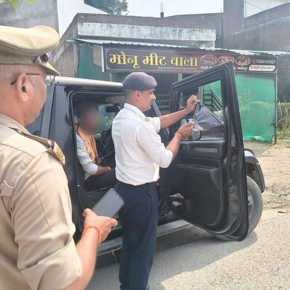फतेहपुर में ब्लैक फिल्म लगी गाड़ियों के चालान कटे:यातायात पुलिस ने चलाया विशेष अभियान, कई वाहनों से फिल्म हटवाई
