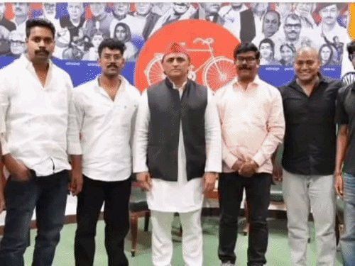 हिस्ट्रीशीटर बनते ही रजत चौधरी से मिले अखिलेश यादव:बोले- सरकार बनते ही खत्म होगा केस, गोरखपुर के दूसरे छात्रनेता का भी छलका दर्द