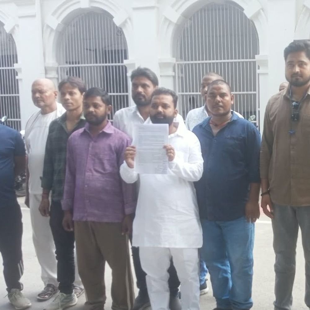 बलिया में जर्जर बिजली तारों से परेशान ग्रामीणों का प्रदर्शन:पूर्व पीएम चंद्रशेखर के गांव के पास बदहाली, ग्रामीणों ने उठाई सड़क मरम्मत की मांग