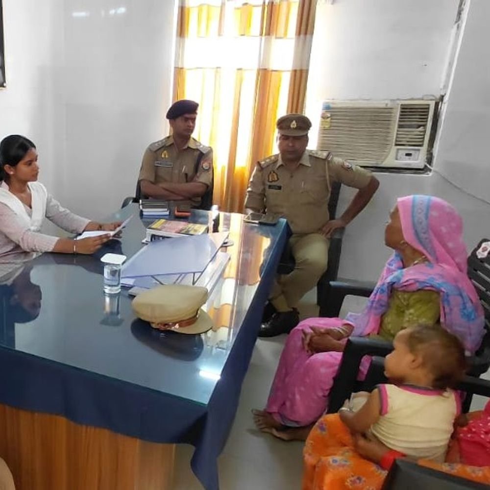 श्रावस्ती में दो छात्राएं बनीं एक दिन की थाना प्रभारी:पारिवारिक विवाद सुलझाने वाले परिवारों से फीडबैक भी लिया