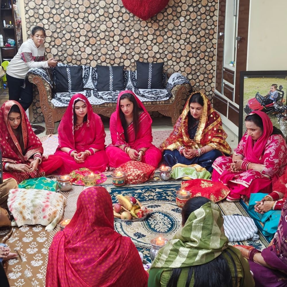 हापुड़ में महिलाओं ने करवा चौथ की कथा सुनी:घर में पूजा की, पति की लंबी उम्र और परिवार की सुख-समृद्धि की कामना की