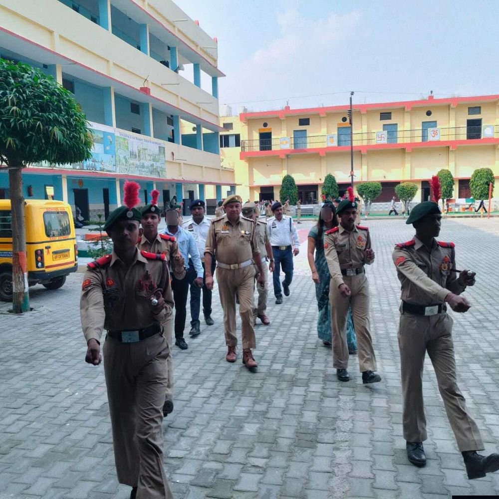 बुलंदशहर में यातायात जागरूकता कार्यक्रम आयोजित:यातायात नियमों, सड़क सुरक्षा और साइबर अपराधों से बचाव की जानकारी दी