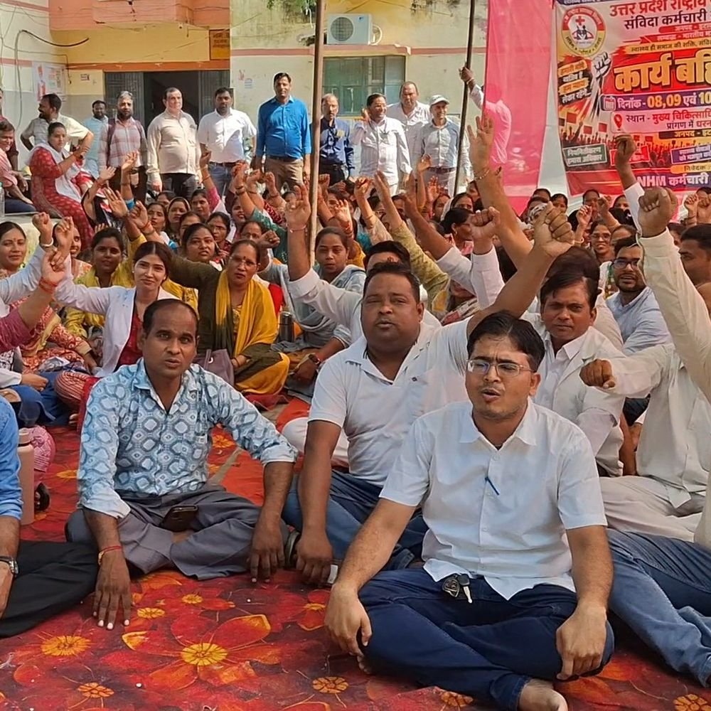 इटावा में NHM संविदा कर्मचारियों का धरना:नियमितीकरण और समान कार्य-समान वेतन पर सीएमओ कार्यालय के बाहर प्रदर्शन