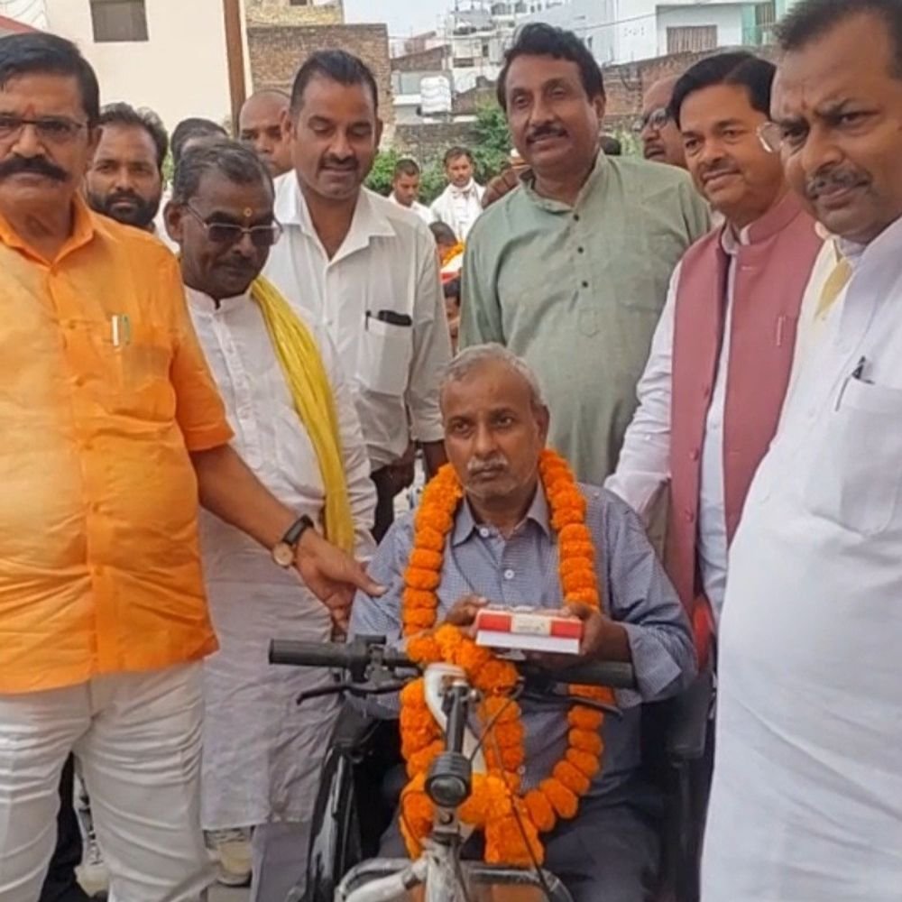 बदायूं में दिव्यांगों को बांटे गए मुफ्त सहायक उपकरण:बीएल वर्मा बोले- आत्मनिर्भर बनाने के लिए सरकार कर रही प्रयास