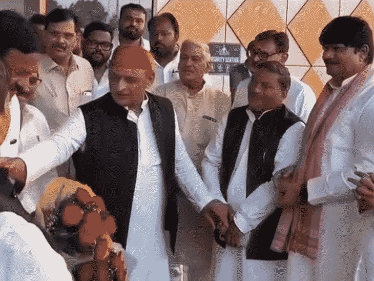 इन्हें चुनाव जीतवाना है, आप लोग लग जाइए....:गोरखपुर में संजय का हाथ पकड़कर बोले अखिलेश यादव, थप्पड़कांड पर जताई नाराजगी
