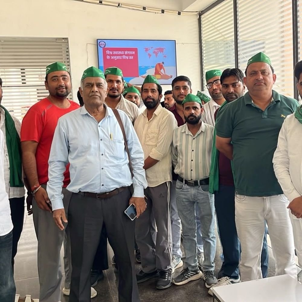 हापुड़ में किसानों ने सौंपा ज्ञापन:गन्ना भुगतान सर्विस रोड मरम्मत मांग, समस्याओं पर आंदोलन की दी चेतावनी