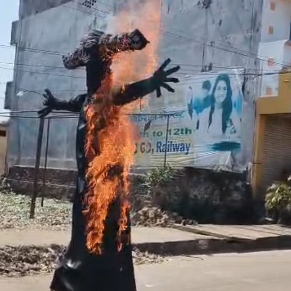 टेढ़वा कुटी फरेंदा रोड पर रावण दहन:श्री श्री दुर्गा पूजा नवयुवक समिति ने कराया आयोजन, देखने के लिए उमड़ी भीड़