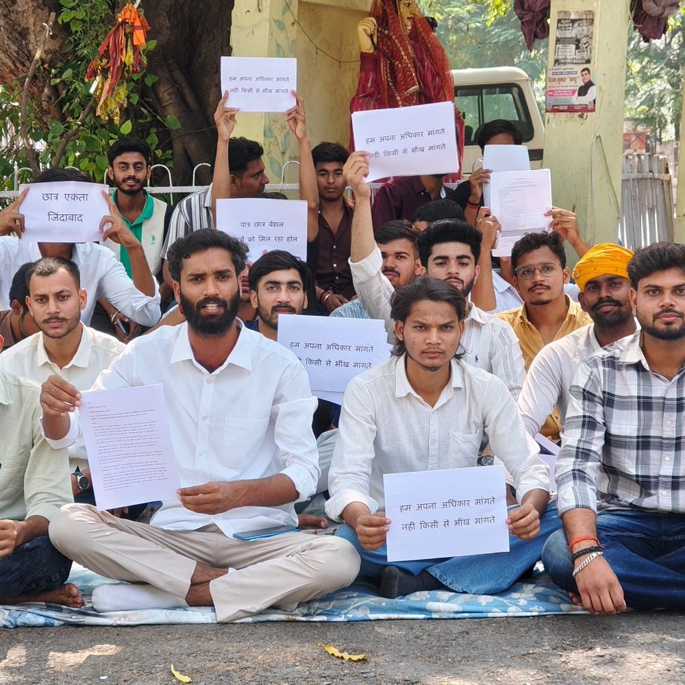 LU में हॉस्टल आवंटन को लेकर छात्रों का प्रदर्शन जारी:नई अलॉटमेंट लिस्ट की मांग, सरस्वती प्रतिमा पर रातभर दिया धरना