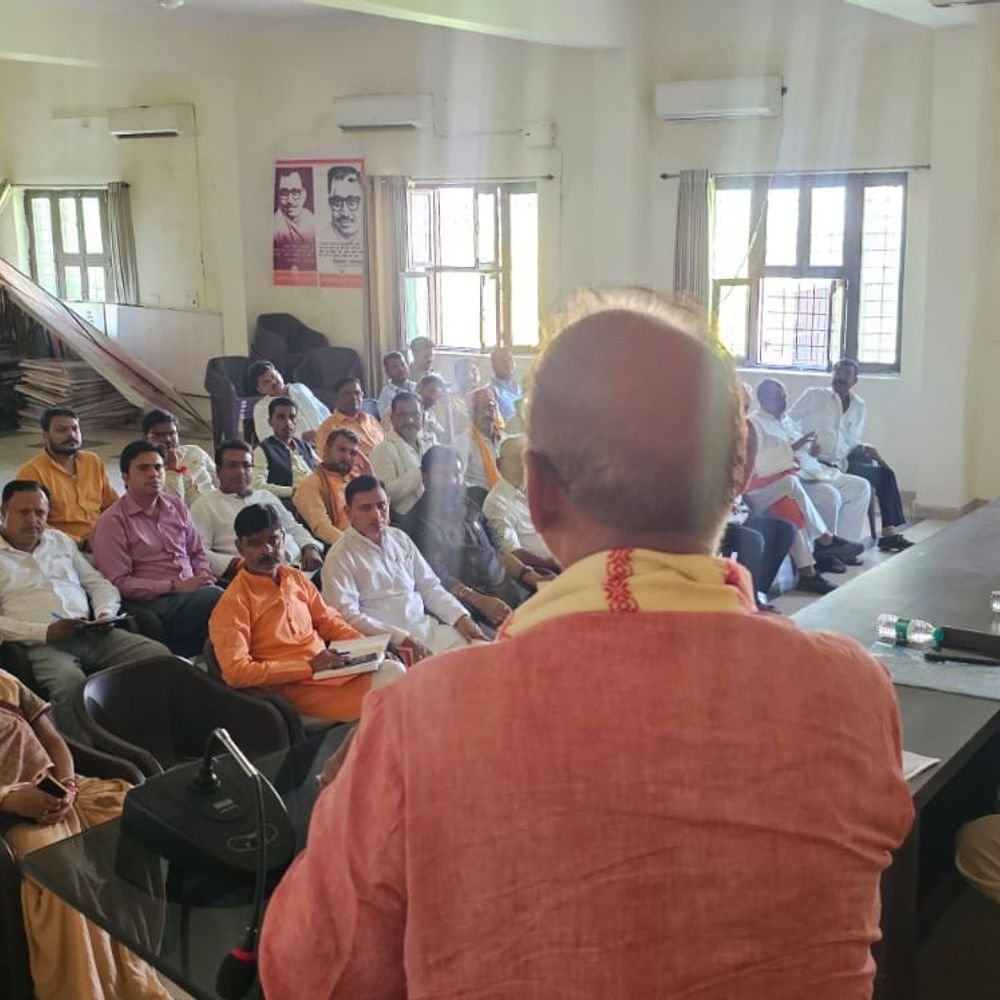 महोबा में भाजपा ने स्नातक एमएलसी चुनाव के लिए रणनीति:8 बूथों के लिए प्रभारी बनाए, घर-घर संपर्क करने की अपील
