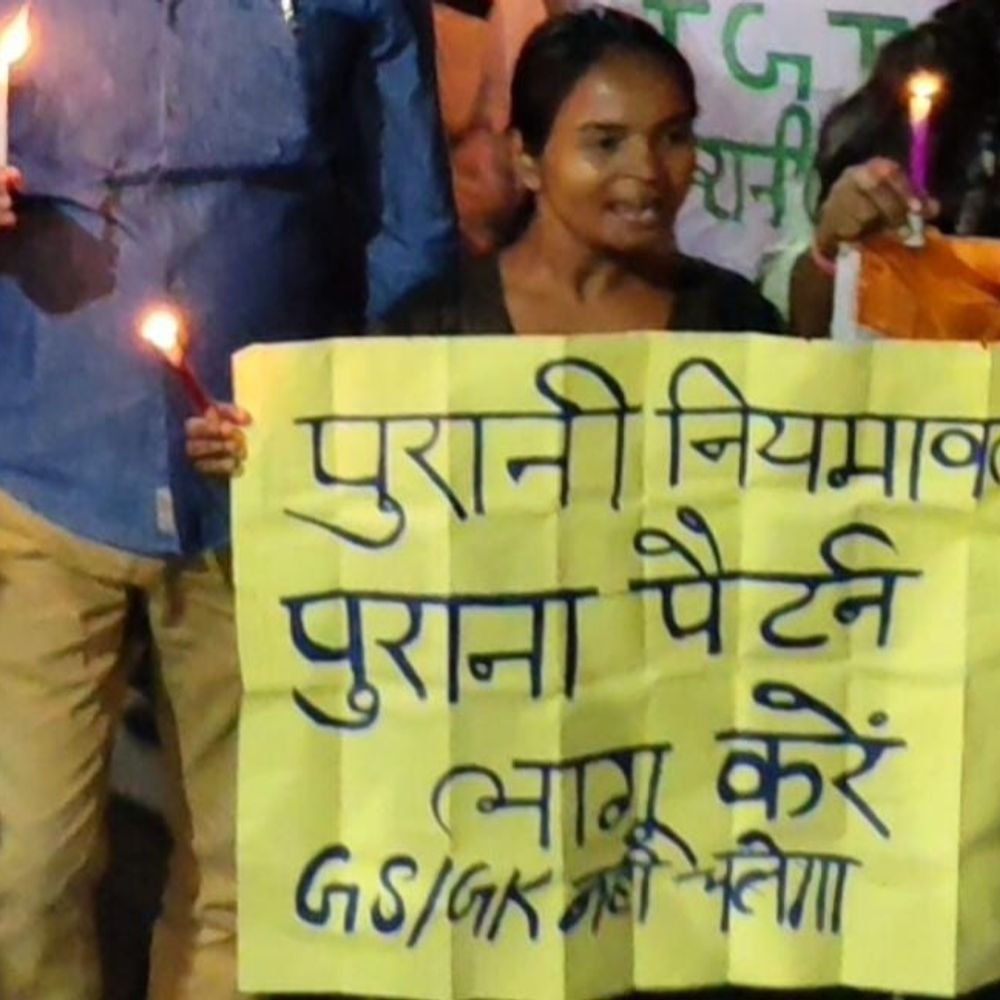 TGT-PGT पुरानी नियमावली बहाली की मांग लेकर छात्रों का प्रदर्शन:अभ्यर्थियों ने कैंडल मार्च निकाला,26 अक्टूबर को निदेशालय घेराव