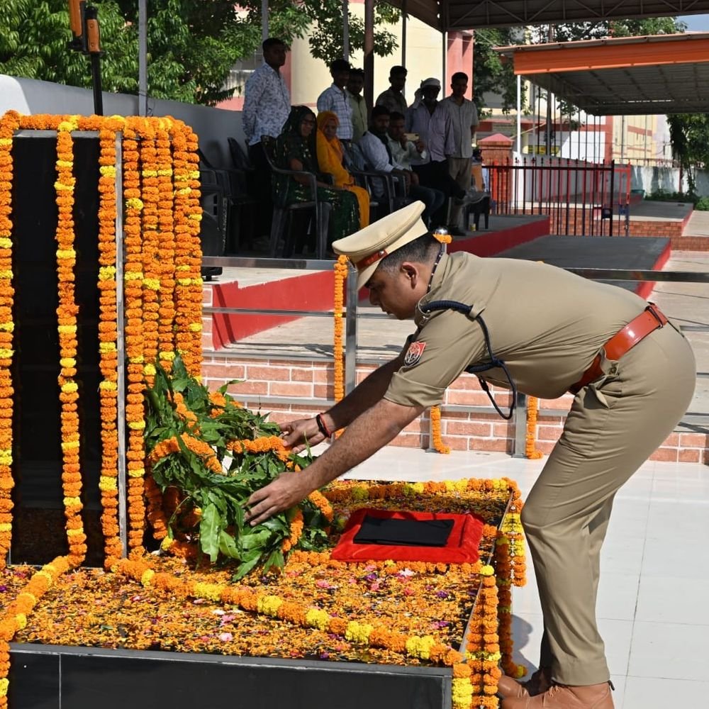 बलिया में पुलिस स्मृति दिवस पर शहीदों को दी श्रद्धांजलि:एसपी ने पढ़े शहीद जवानों के नाम, सशस्त्र टुकड़ियों ने दी सलामी