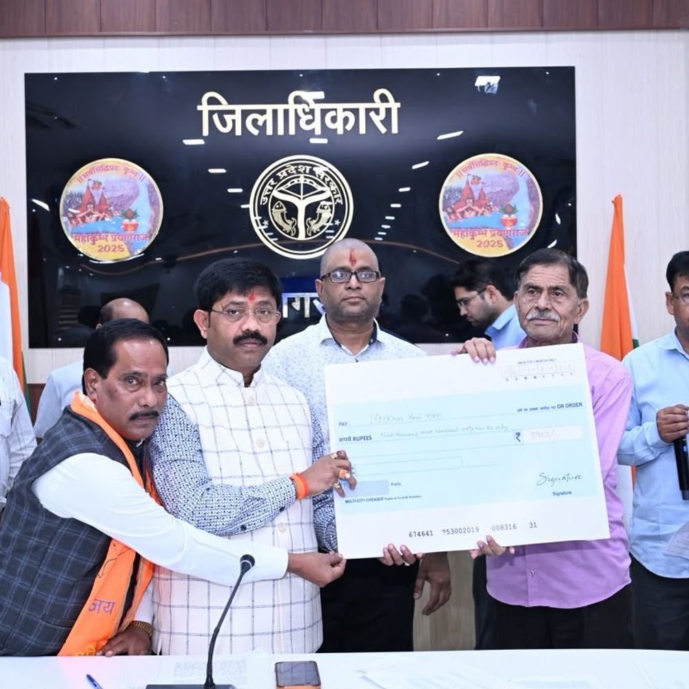 प्रयागराज में मंत्री नन्दी ने किसानों को बांटे चेक:योगी सरकार ने 9 लाख से ज्यादा किसानों को 500 करोड़ की राहत राशि दी