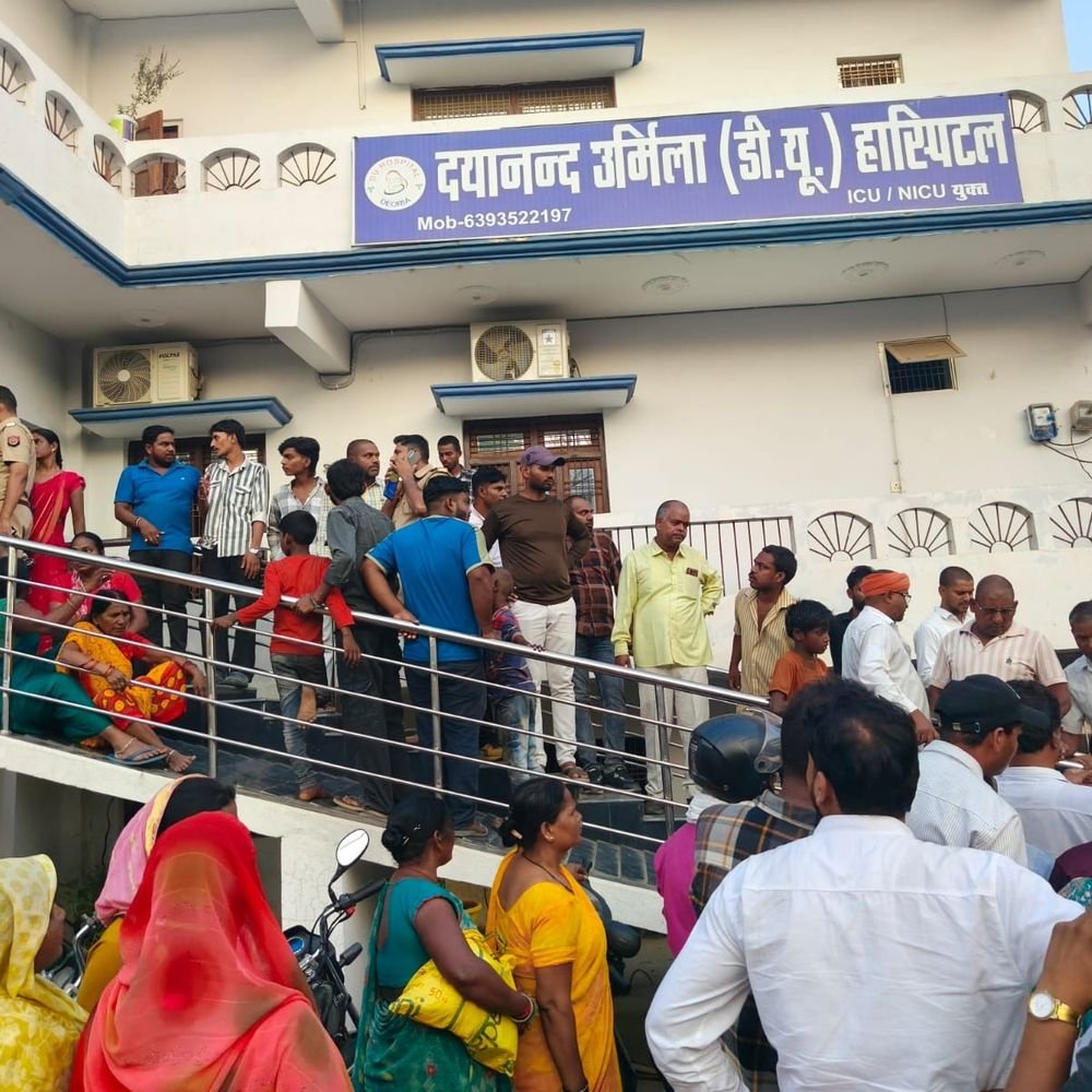 देवरिया में निजी अस्पताल में प्रसव केदौरान महिला की मौत:परिजनों ने गेट पर शव रखकर हंगामा किया, डॉक्टरों पर लापरवाही का आरोप