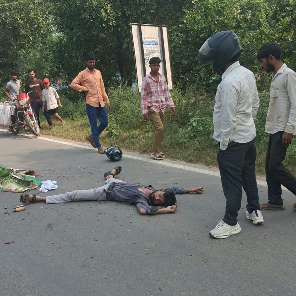 फिरोजाबाद में डंपर ने बाइक सवार को कुचला:फिरोजाबाद के तिराहे पर तोड़ा दम, पुलिस ने हटवाया जाम