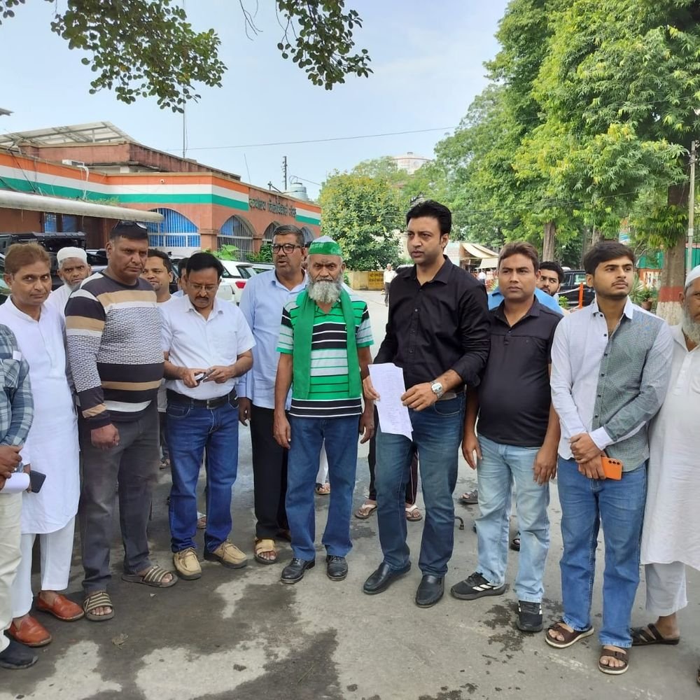 कब्रिस्तान की दीवार बनवाने को किसानों का प्रदर्शन:मेरठ में डीएम से मिले; असामाजिक तत्वों पर कार्रवाई की चेतावनी