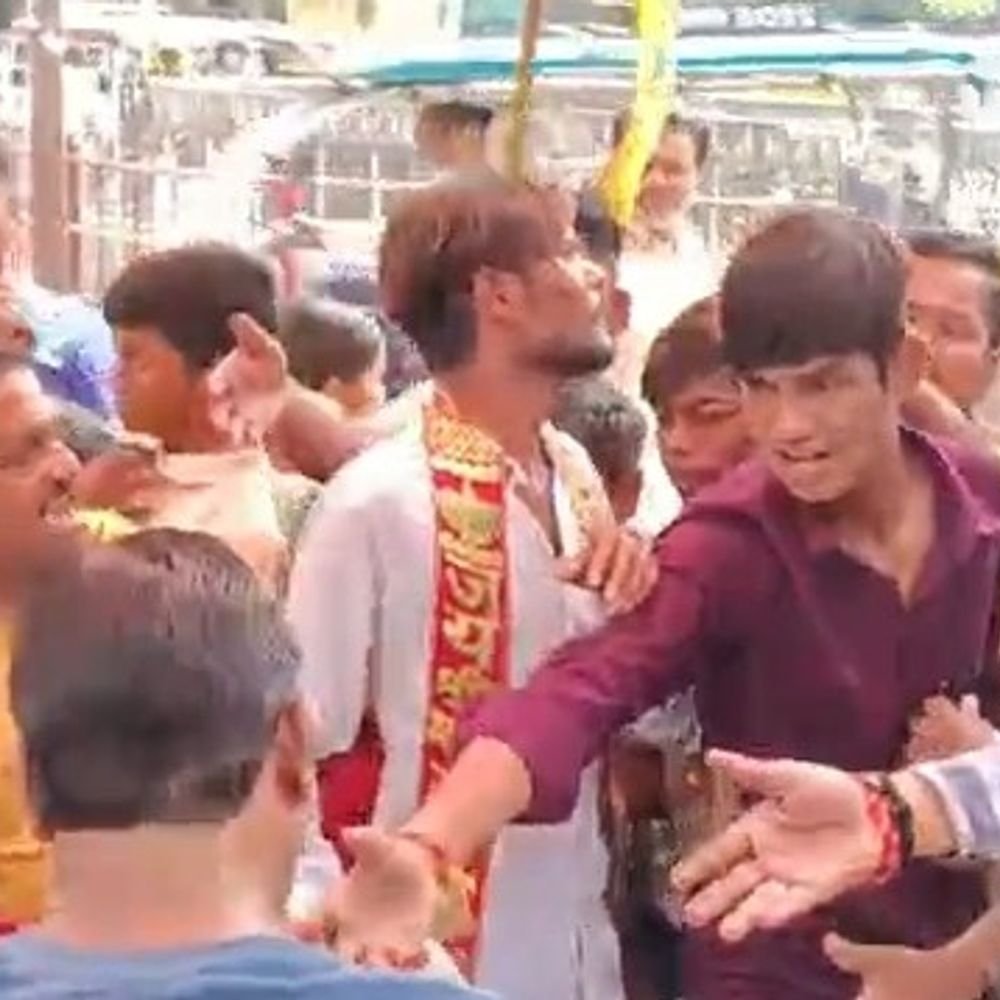 फर्रुखाबाद में पंचम श्री श्याम महोत्सव की निशान यात्रा निकली:श्रद्धालुओं ने पुष्पवर्षा कर स्वागत किया, रविवार को होगी भजन संध्या