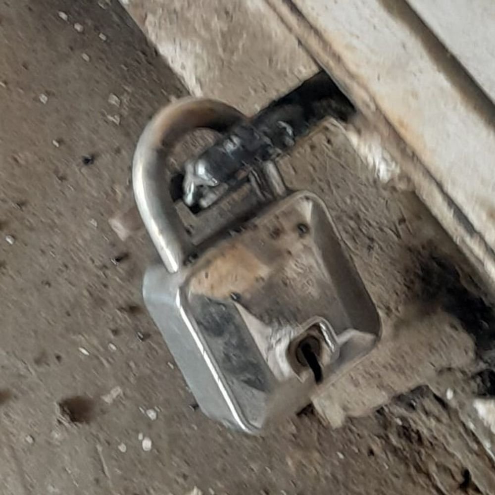 कानपुर में दुकानों के तालों में वेल्डिंग कर रास्ता रोका:अंदर नकदी-दवाएं बंद; विरोध पर गोली मारने की धमकी, पुलिस से शिकायत