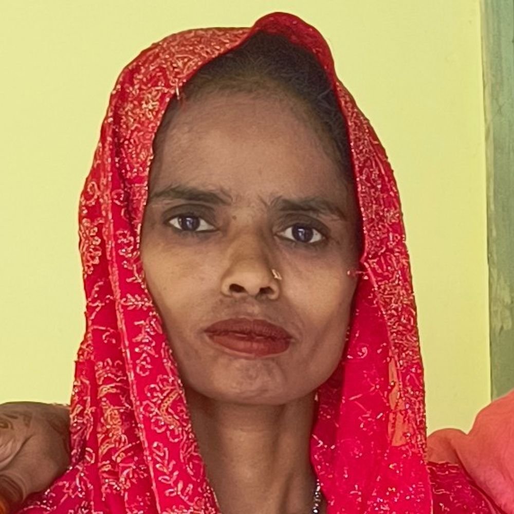 संभल में भतीजा देखने अस्पताल आ रही महिला की मौत:मिट्टी के डंपर ने बाइक सवार दंपति को रौंदा, परिजनों ने शव रखकर हंगामा किया