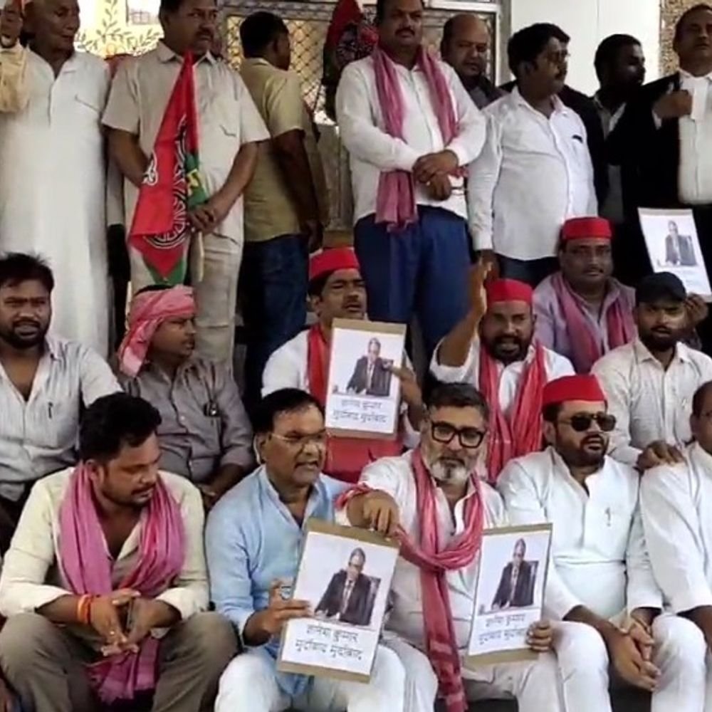 अखिलेश यादव की गिरफ्तारी के विरोध में सपा का प्रदर्शन:कलेक्ट्रेट में धरना, शास्त्री चौक पर फूंका मुख्य चुनाव आयुक्त का पुतला