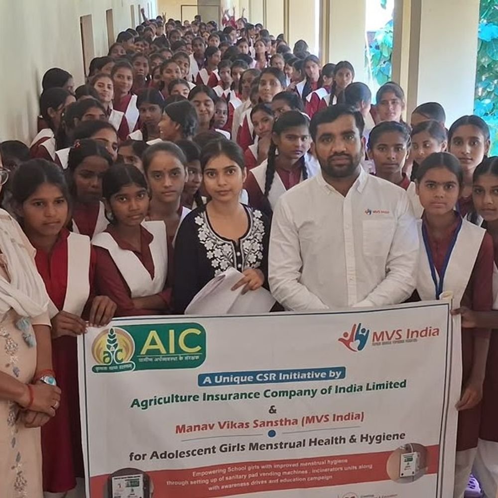 गोरखपुर के स्कूल में प्रोजेक्ट गरिमा:बालिकाओं को स्वास्थ्य के प्रति किया जागरूक, सैनिटरी पैड वेंडिंग मशीन और इंसीनरेटर लगाया