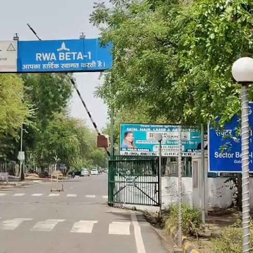 ग्रेटर नोएडा में व्यक्ति ने घर के बाहर फेंका कूड़ा:पब्लिक अनाउंसमेंट के बाद वापस ले गया