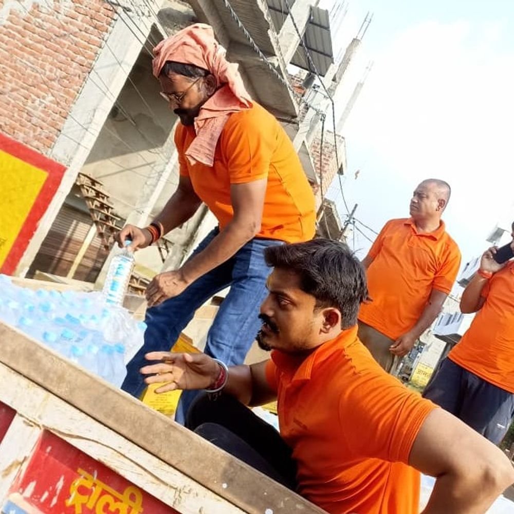 बाढ़ प्रभावितों के लिए राहत अभियान जारी:फैजुल्लागंज में 13वें दिन भी पहुंची राहत, जरूरतमंदों को बांटा राशन