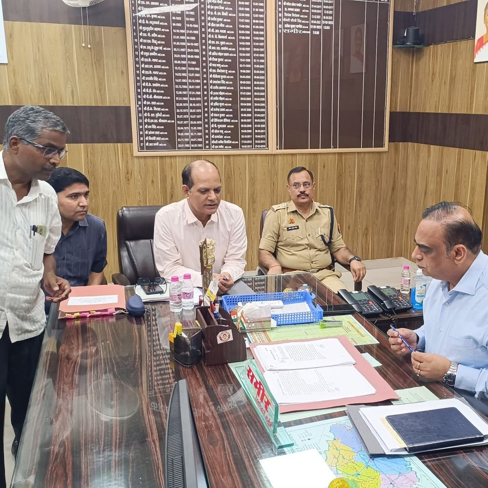 जालौन में 23 अक्टूबर को 20,999 मतदाता करेंगे मतदान:24 केंद्रों पर बनाए गए 33 मतदेय स्थल, 27 को झांसी में होगी मतगणना