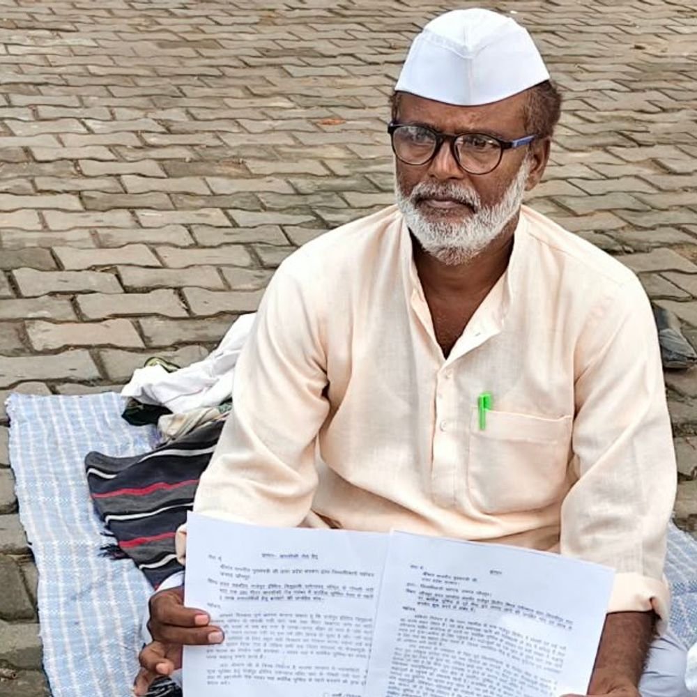 जौनपुर में जज सिंह का अनशन शुरू:कार्तिक पूर्णिमा से पहले पीपा पुल लगाने की मांग, 5 लाख श्रद्धालुओं को खतरा