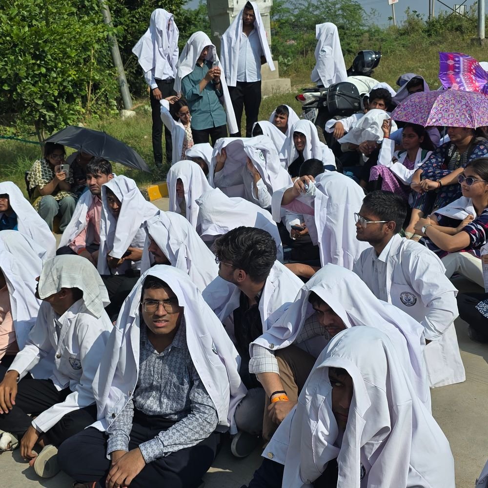 कॉलेज में 100 से ज्यादा छात्र-छात्राओं का धरना:कानपुर मेडिकल में प्राचार्य पर मारपीट का आरोप, प्रशासन ने बताया रैगिंग का मामला