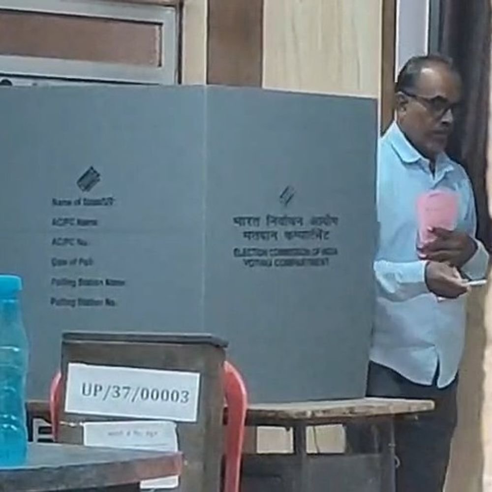 महोबा में शिक्षक एमएलसी चुनाव के लिए मतदान शुरू:9 केंद्रों पर 7033 मतदाता करेंगे वोटिंग, शाम 4 बजे तक चलेगा मतदान