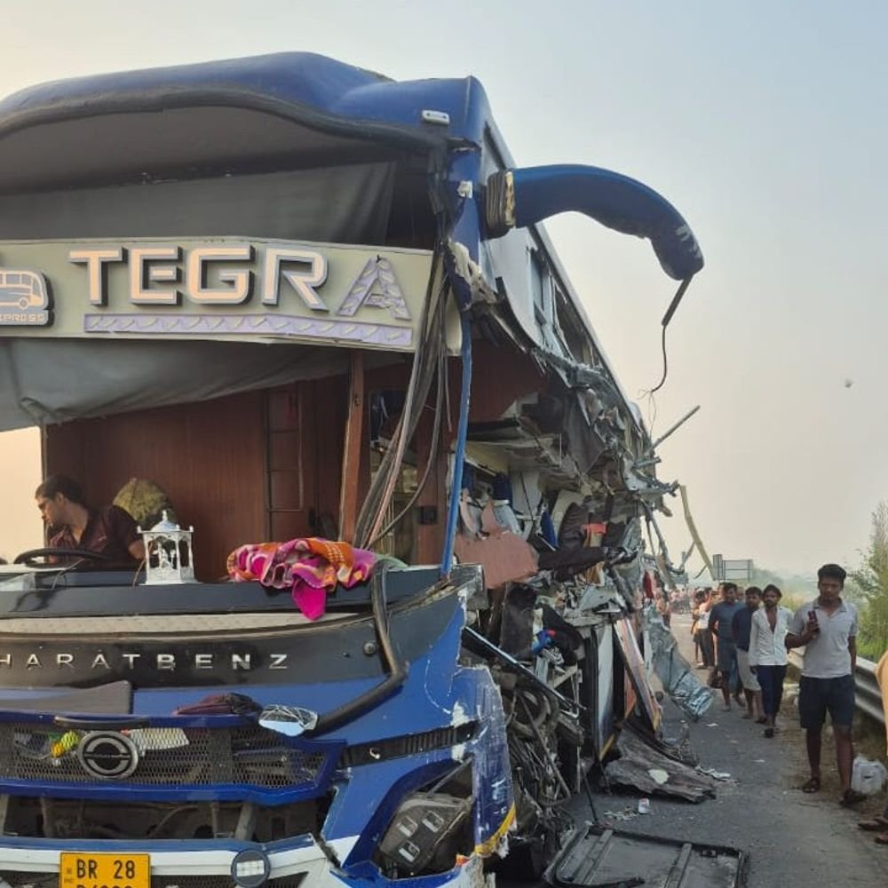एक्सप्रेस-वे पर बस-ट्रेलर की टक्कर, 4 की मौत:अंबेडकरनगर में ओवरटेक के दौरान हादसा, 4 गंभीर घायल
