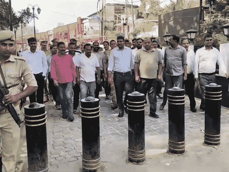 गोरखपुर के चटोरी गली में पहुंचें DM, SSP और नगर-आयुक्त:बोले- मांग पर मंथन किया जा रहा, व्यापारी बोले- रास्ता खोलने से ही होगा समाधान