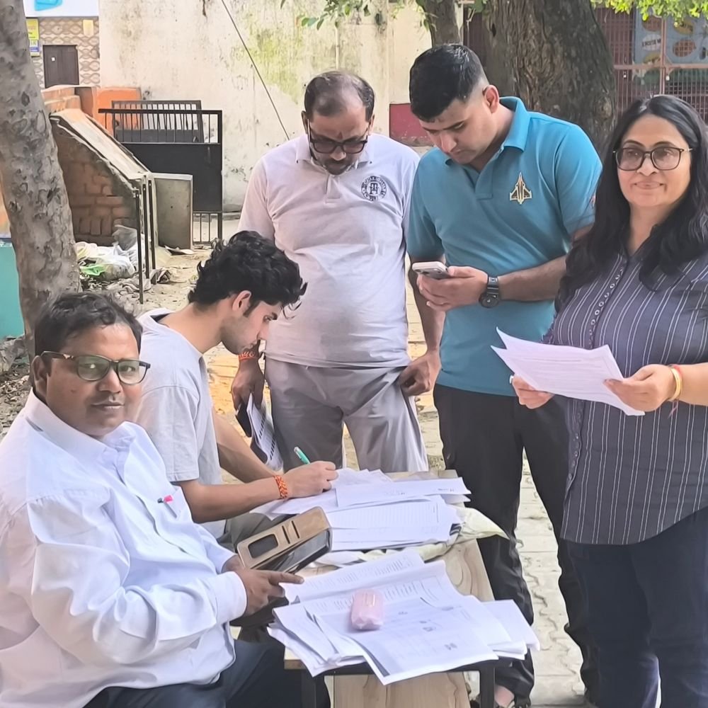 मैनपुरी में शनिवार को मतदाता पुनरीक्षण का विशेष अभियान:मतदाता पुनरीक्षण अभियान में युवाओं ने उत्साह दिखाया