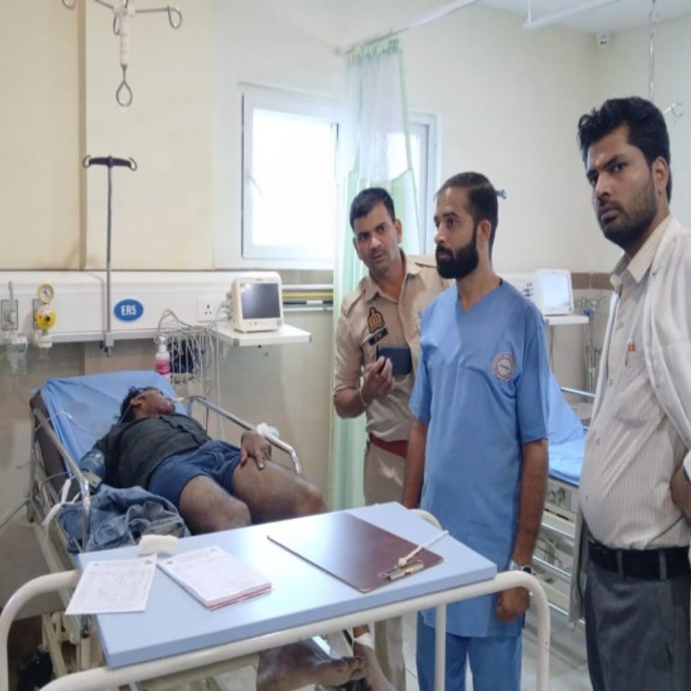 वृंदावन में चौथी मंजिल की बाउंड्री टूटकर गिरी:महिला मजदूर की मौत, युवक घायल; री-कंस्ट्रक्शन के दौरान हुआ हादसा