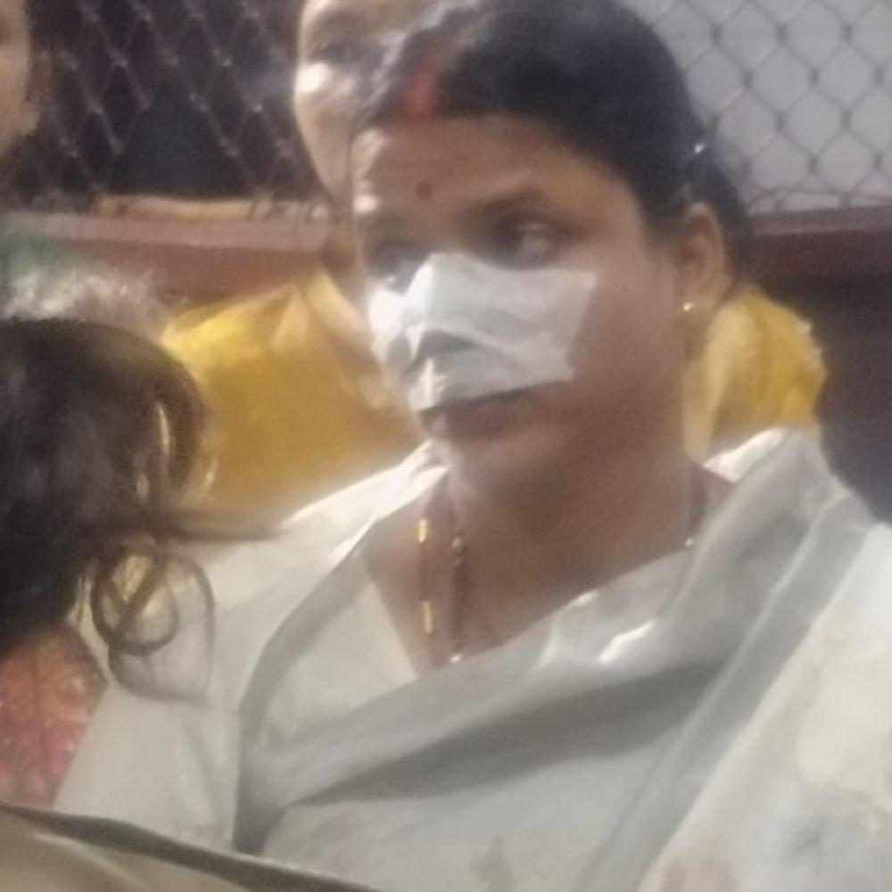करवा–चौथ की पूजा करती महिला के नाक में लगी गोली:गोरखपुर जिला अस्पताल में भर्ती, डॉक्टर की निगरानी में चल रहा इलाज