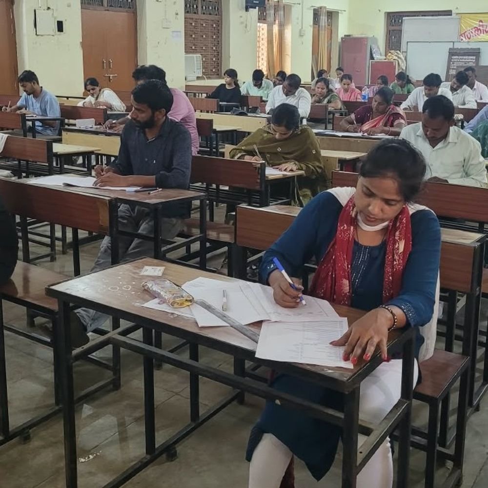 डीएलएड बैक पेपर परीक्षा 103 केंद्रों पर हुई:प्रथम पाली में 83.58 प्रतिशत और दूसरी पाली में 81.50 प्रतिशत अभ्यर्थी शामिल