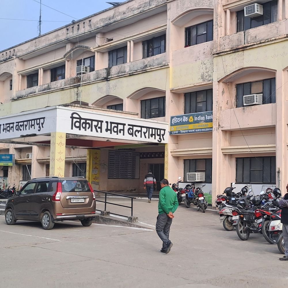डीपीआरओ के खिलाफ 10 हजार का वारंट:हाईकोर्ट के आदेश के बाद भी नहीं बना चकमार्ग, सुनवाई पर अधिकारी नहीं पहुंचे