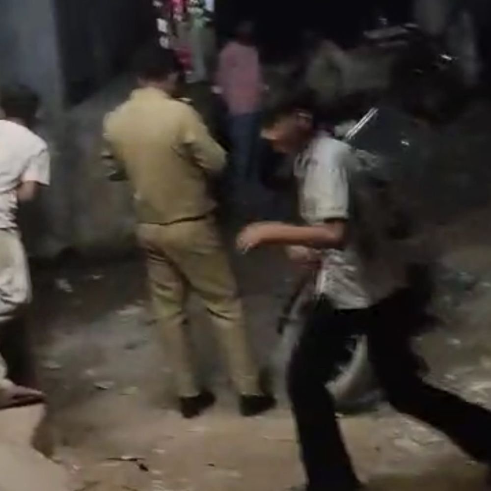 मेरठ में छेड़छाड़ के विरोध पर ताबड़तोड़ फायरिंग:घरों में घुसकर बचाई जान, पुलिस आरोपियों की तलाश में जुटी
