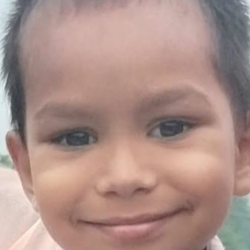 बच्चे को बचाने में ई-रिक्शा पलटा, मासूम की मौत:अतरौलिया के अतरेठ बाजार के पास हादसा, सिर में लगी थी गंभीर चोट; परिवार का इकलौता बेटा था
