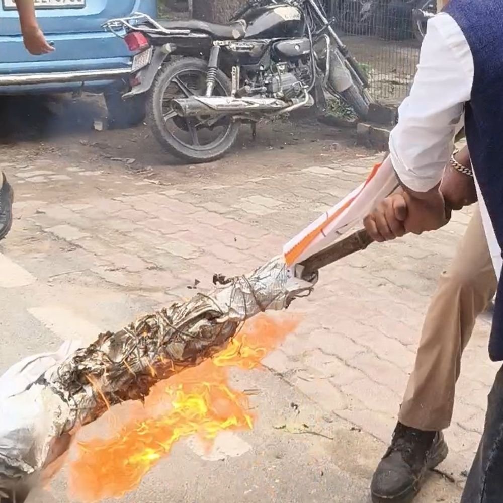 हरदोई में मुख्य चुनाव आयुक्त के इस्तीफे की मांग:कांग्रेस और सपा ने किया प्रदर्शन, ज्ञानेश कुमार का पुतला भी फूंका