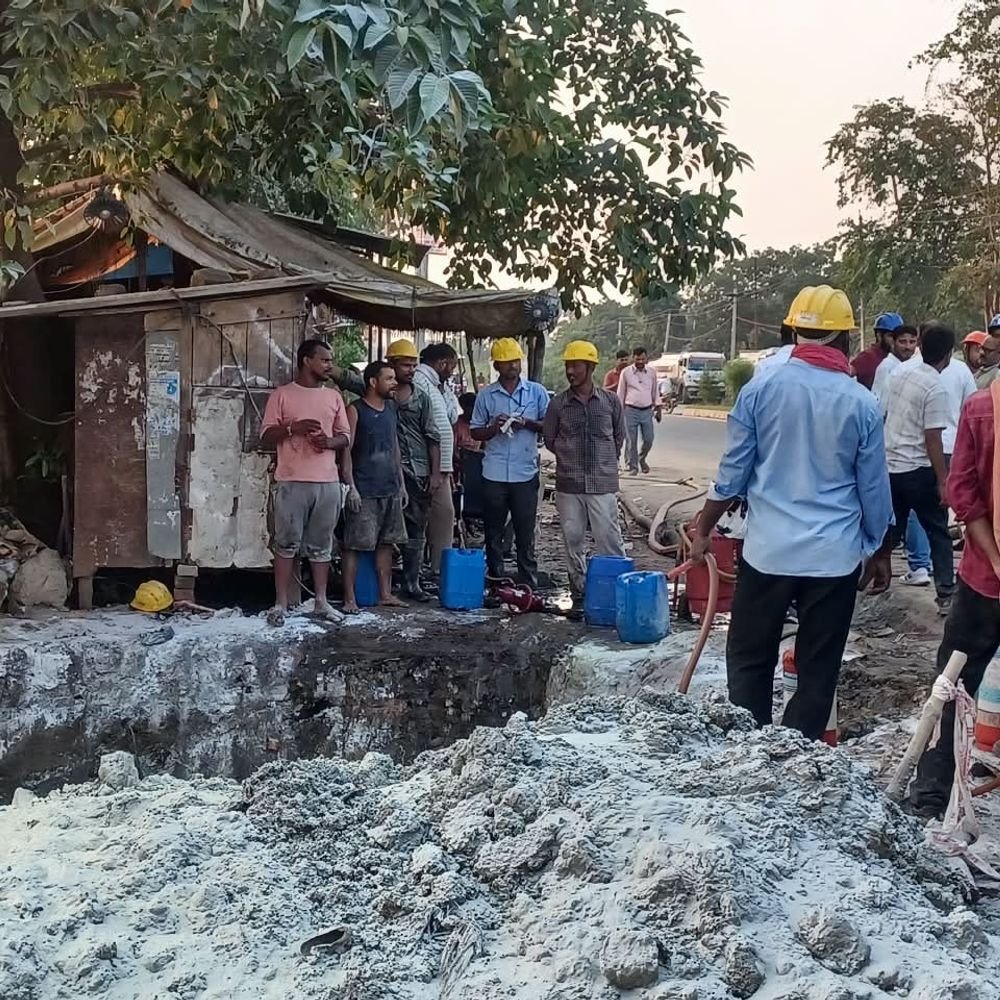पेट्रोल पाइपलाइन की वेल्डिंग के दौरान लगी आग:देवरिया में आधे घंटे बंद रहा रास्ता, कर्मचारियों ने पाया काबू; गड्ढे में जमा था पेट्रोल