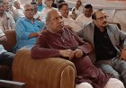 मंत्री के पास जमीन पर बैठे दिखे प्रभारी मत्स्य अधिकारी:चंदौली में संजय निषाद सोफे पर बैठकर सुन रहे थे श्रीराम कथा, कार्यकर्ता भी साथ नजर आए