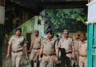 पुलिस ने शिक्षक निर्वाचन के मतदान केंद्रों का निरीक्षण किया:सुरक्षा व्यवस्था परखी और पैदल गश्त कर पुलिसकर्मियों को दिए जरूरी निर्देश
