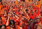 जौनपुर में दिखा आस्था का अनोखा दृश्य:हेलीकॉप्टर से पुष्प वर्षा की गई, 4 किलोमीटर दूर तक निकली भव्य कलश यात्रा; 5 हजार महिलाएं हुई शामिल