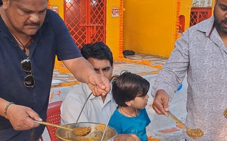 झांसी में हनुमान मंदिर में भंडारा:भक्तों ने प्रसाद ग्रहण कर सुख-समृद्धि और खुशहाली की कामना की
