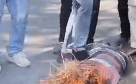 सनातन हिंदू वाहिनी ने मल्लिकार्जुन खड़गे का पुतला फूंका:PM पर टिप्पणी के विरोध में अमरोहा में पुलिस से हुई नोक-झोंक
