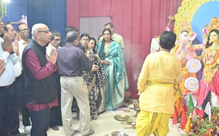बरेका में दुर्गा पूजा समारोह:महाप्रबंधक आशुतोष पंत ने की मां दुर्गा की आरती, रेलकर्मियों की खुशहाली की कामना