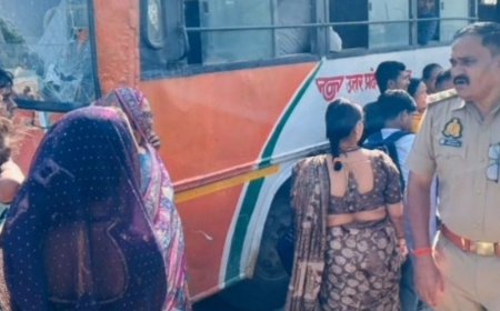बांदा में रोडवेज बस ट्रक से टकराई, 8 यात्री घायल:महोबा से आ रही बस महादेव ढाबे के पास हादसे का शिकार